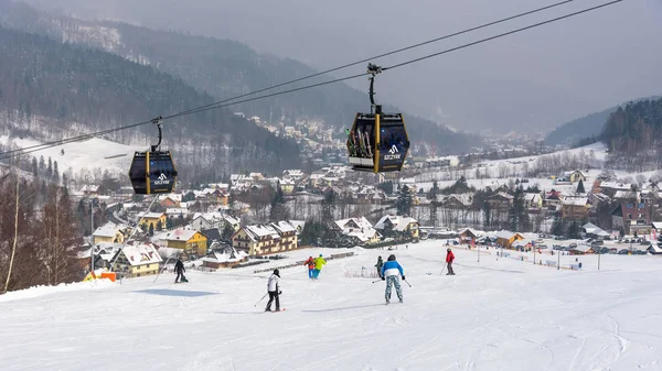 Szczyrk Polonia Febrero 2018 Gente Esquiando Szczyrk Mountain Resort Con — Foto de Stock