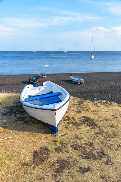 Stromboli Adası Aeolian Islands Talya Siyah Volkanik Sahilde Tekne — Stok fotoğraf