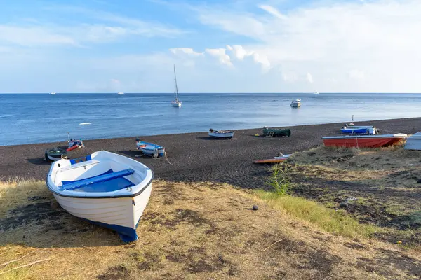 意大利 Aeolian 群岛斯特伦博利岛黑色火山海滩上的船只 — 图库照片