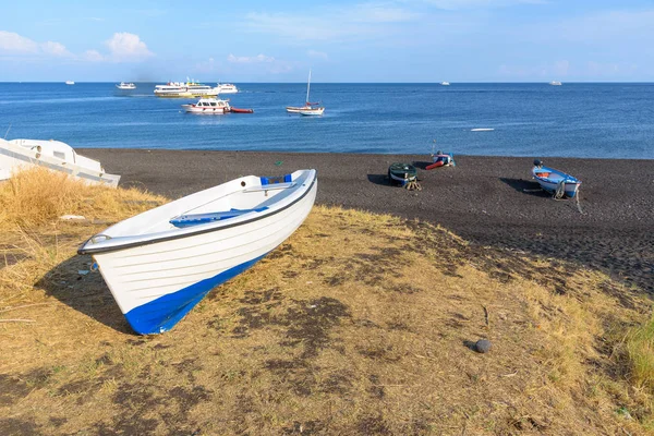 Boot Het Zwarte Vulkanische Strand Van Stromboli Island Eolische Eilanden — Stockfoto