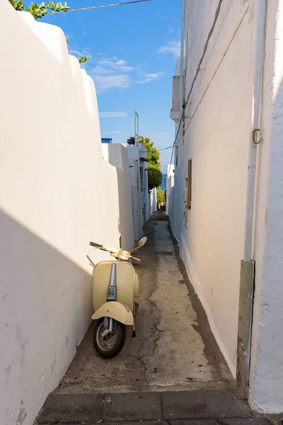 意大利 Aeolian Stromboli 村狭窄街道上的滑板车 — 图库照片