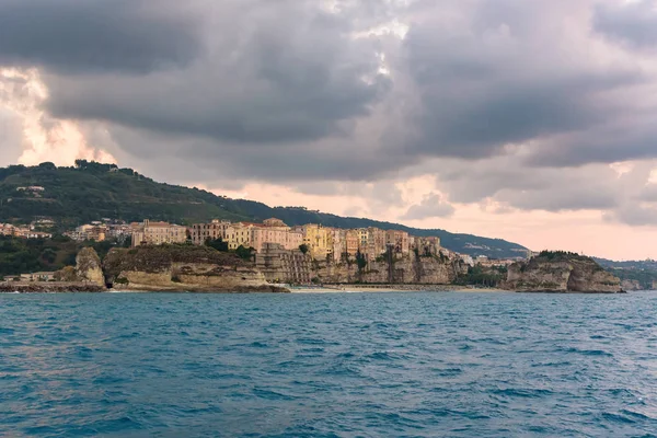 夜のカラブリア イタリアの Tropea の町の眺め — ストック写真