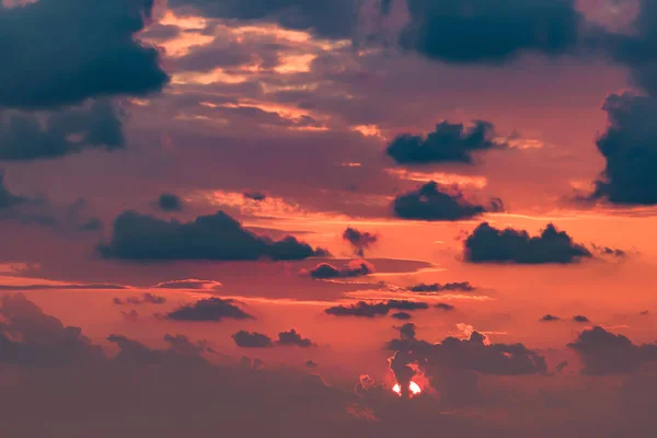Σύννεφα Στον Κόκκινο Ουρανό Κατά Ηλιοβασίλεμα — Φωτογραφία Αρχείου