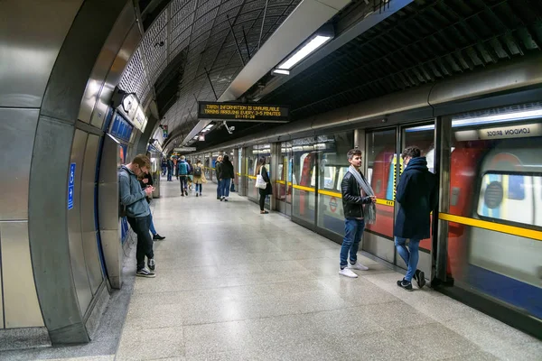 Londres Reino Unido Abril 2018 Tren Línea Jubilee Moderna Estación —  Fotos de Stock