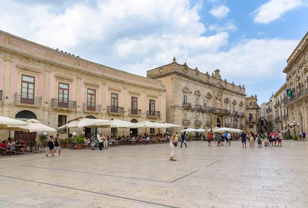 Siracusa Sicilia Italia Agosto 2017 Los Turistas Visitan Piazza Duomo — Foto de Stock