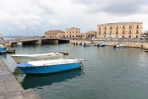Siracusa Sicilia Italia Agosto 2017 Barcos Amarrados Puente Que Une — Foto de Stock