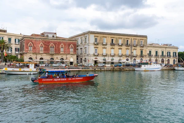 Syracuse Szicília Olaszország 2017 Augusztus Turisták Veszi Csónakos Kirándulást Ortygia — Stock Fotó