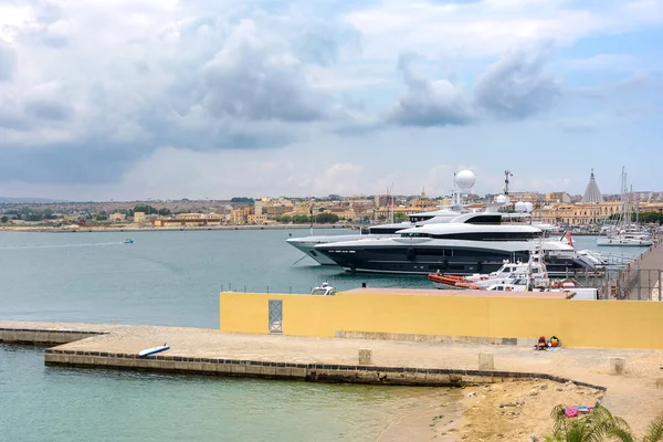 Yates Lujo Amarrados Puerto Las Islas Ortygia Siracusa Sicilia Italia —  Fotos de Stock