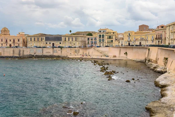 Frente Mar Con Pequeña Playa Guijarros Isla Ortygia Siracusa Sicilia —  Fotos de Stock