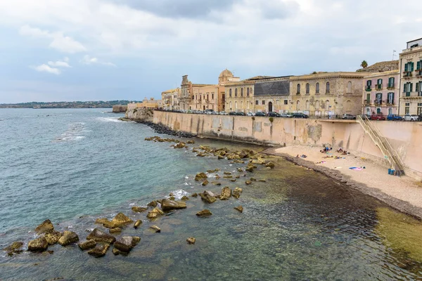 Lungomare Con Piccola Spiaggia Ghiaia Sull Isola Ortygia Siracusa Sicilia — Foto Stock