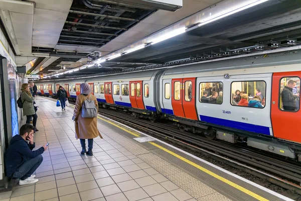 Londýn Dubna 2018 Circle Line Platforma Stanice Metra Monument — Stock fotografie
