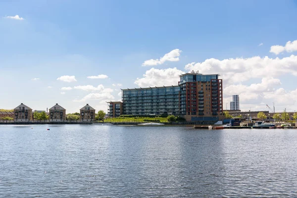 Budynki mieszkalne w Royal Victoria Dock w Londynie — Zdjęcie stockowe