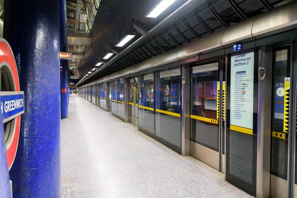 Plataforma de linha Jubilee na moderna estação de Greenwich do Norte — Fotografia de Stock