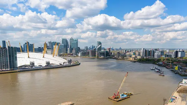 Letecký pohled na řeku Thames ve východním Londýně — Stock fotografie