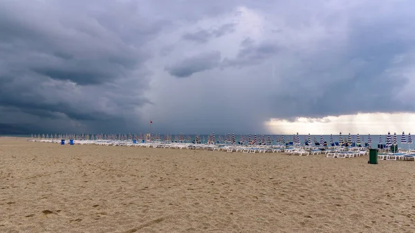 Ligbedden en parasols op het Calabrische strand — Stockfoto