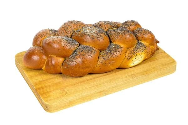 Хлеб хала на доске для рубки — стоковое фото