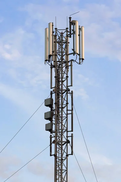Mobiel basisstation met paneel antennes — Stockfoto