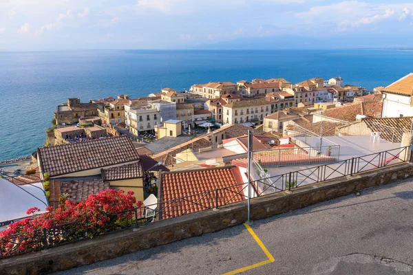 Luchtfoto van de daken van Pizzo stad in Calabrië — Stockfoto