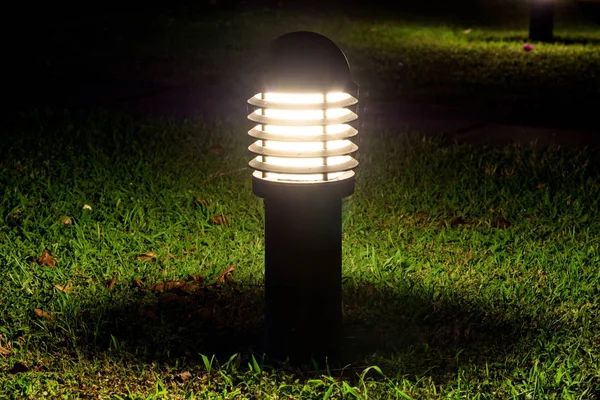 Gloeiende tuin lamp in het donker — Stockfoto