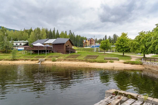 Vijver bij het stoeltjeslift station in Szklarska Poreba — Stockfoto