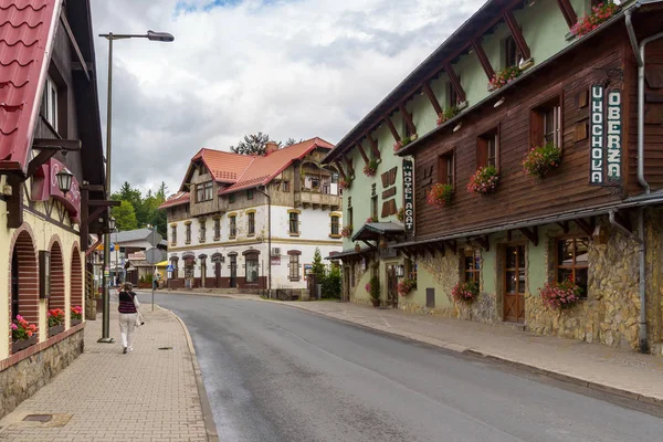 Rue principale à Szklarska Poreba ville en Pologne — Photo