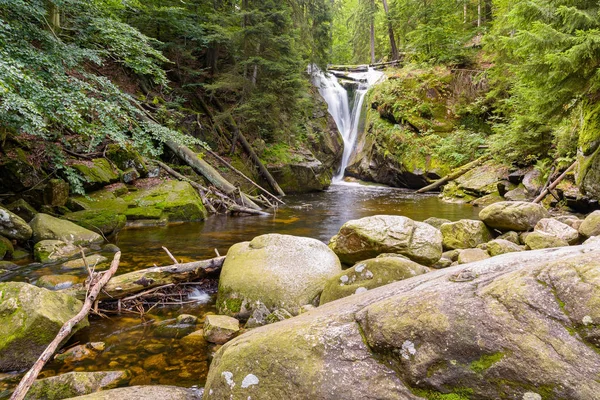 Cascade de la rivière Szklarka dans les Monts Géants — Photo