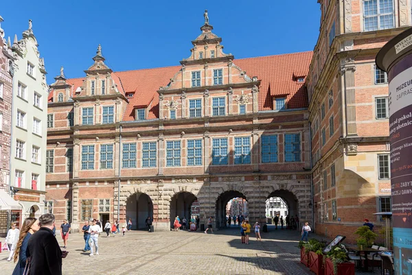 Gdaňsk Polsko Června 2020 Turisté Procházejí Zelenou Branou Long Market — Stock fotografie