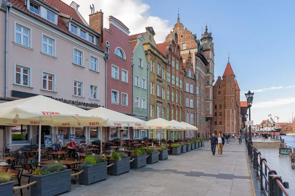 Gdańsk Polska Czerwca 2020 Ludzie Spacerują Słynnej Promenadzie Nad Rzeką — Zdjęcie stockowe