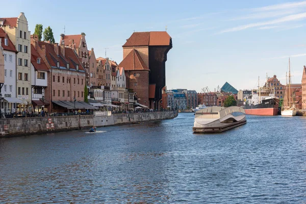 Gdańsk Polska Czerwca 2020 Ludzie Spacerują Słynnej Promenadzie Nad Rzeką — Zdjęcie stockowe