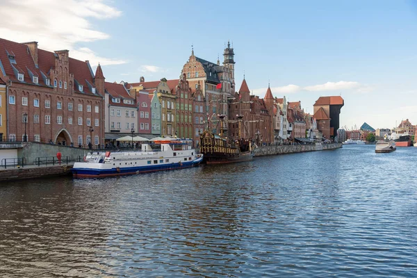 Utasszállító Hajók Kikötve Mólón Motlawa Folyó Gdansk Óvárosában Lengyelország — Stock Fotó