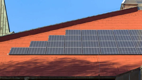 屋根の上に設置された行に太陽電池パネルの表示 — ストック写真