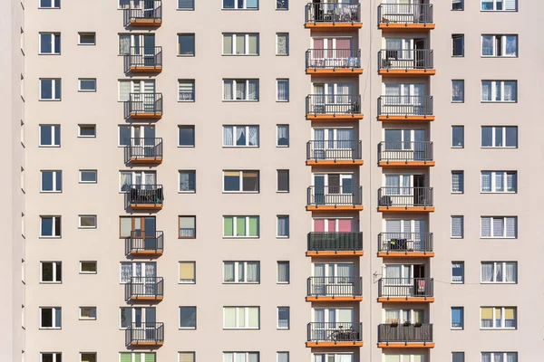 Закрытие Фасада Многоквартирных Домов Большим Количеством Окон Балконов — стоковое фото