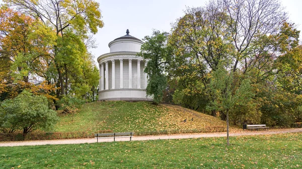 Wasserturm Und Vesta Tempel Auf Einem Hügel Sächsischen Garten Warschau — Stockfoto