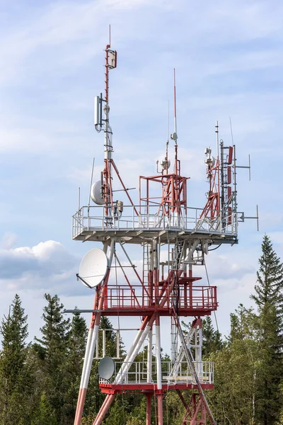 Rood Witte Communicatietoren Met Cellulaire Antennes — Stockfoto