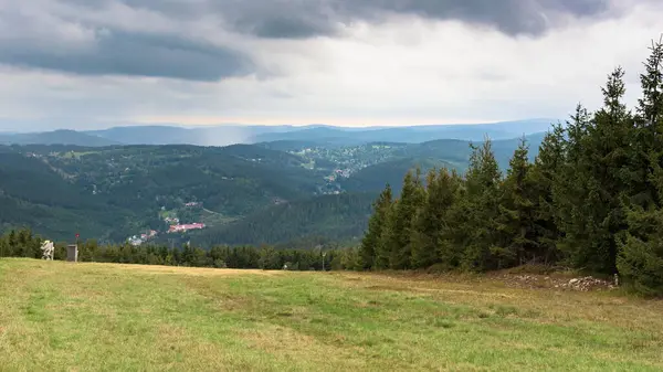 Harrachov Certova Mountan滑雪斜坡上捷克卡科诺谢山的夏季全景 — 图库照片