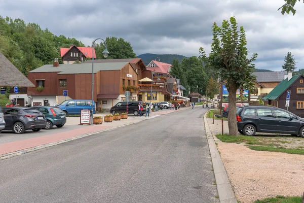 Harrachov Tjeckien September 2019 Turister Går Huvudgatan Staden Känd Från — Stockfoto