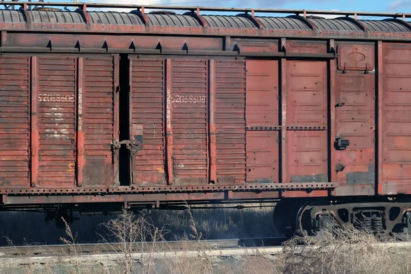 老生锈的货车与打开的门站立在铁轨前景干燥植被 — 图库照片