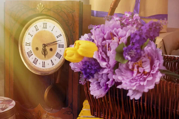 Spring Photo Retro Clock Flowers Basket Box Gifts Tulips — Stock Photo, Image