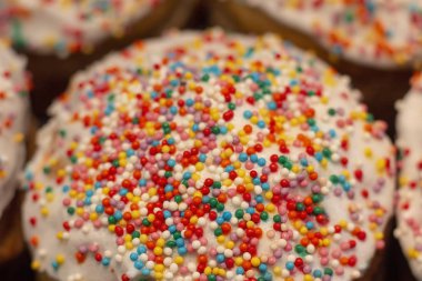 Çok renkli krema ve bahar tatilinde serpiştirilmiş Paskalya pastası