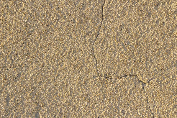 Бежевая Стена Гипса Небольшими Красочными Природными Камнями Трещиной — стоковое фото