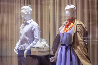 dükkan vitrin moda stil şık giysiler erkek takım elbise satın kadın görüntü ayakkabı mankenler