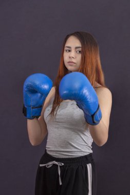 copyspace kadın boks kız boksör boks eldiven duruyor