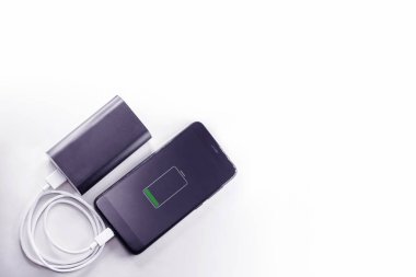 akıllı telefon power bank taşınabilir mobil şarj copyspace şarj ediyor