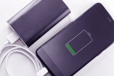 akıllı telefon güç bankası taşınabilir mobil şarj şarj ediyor