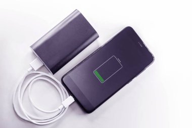 akıllı telefon güç bankası taşınabilir mobil şarj şarj ediyor