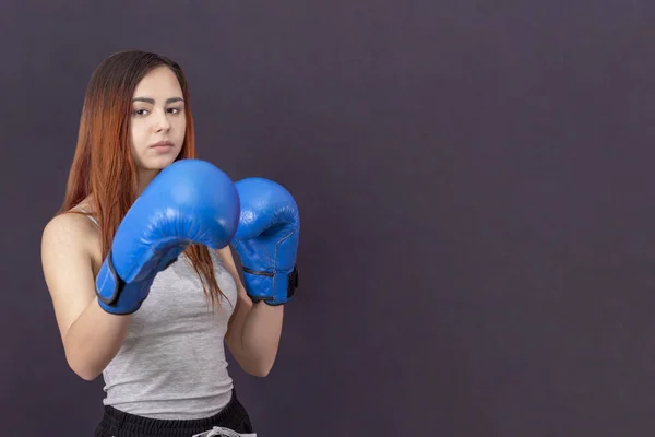 Chica Boxeadora Copyspace Guantes Boxeo Azul Una Camiseta Gris Fondo —  Fotos de Stock