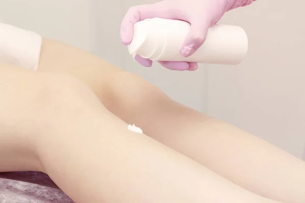 Αισθητική Διαδικασία Εφαρμόζοντας Κρέμα Στα Πόδια Αποτριχωτική Αποτρίχωση Δέρματος — Φωτογραφία Αρχείου