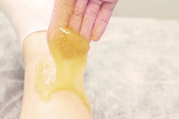 Ζάχαρη Κρέμα Αισθητική Διαδικασία Εφαρμόζοντας Shugaring Πάστα Στο Δέρμα Για — Φωτογραφία Αρχείου