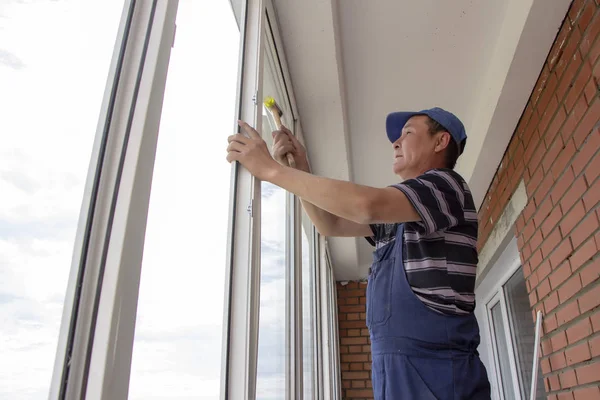 Artisans Installent Une Fenêtre Dans Maison Hochet Avec Marteau Caoutchouc — Photo