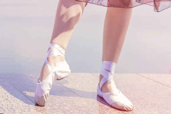 Ayak Dansçı Kızlar Üzerinde Dans Ayakkabılı Için Beyaz Bale Ayakkabıları — Stok fotoğraf